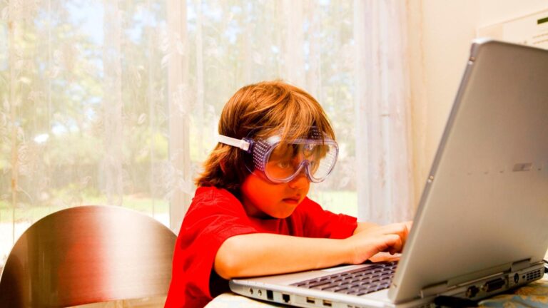 cocuklari internetin zararlarindan korumak